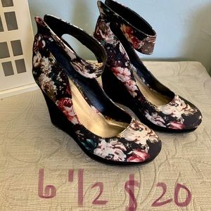 Black flowery wedges shoes